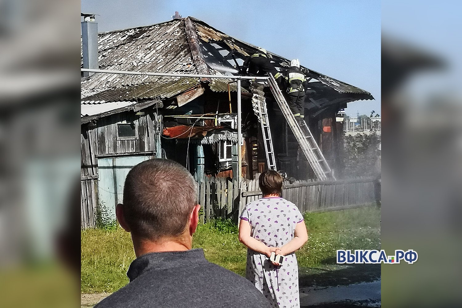 Крыша жилого дома загорелась в Ближне-Песочном